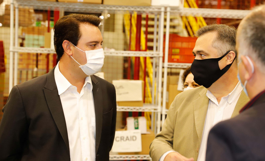 O governador Carlos Massa Ratinho Junior vistoriou nesta quarta-feira (12) o estoque dos chamados “insumos secos” que o Paraná já tem disponível para iniciar o processo de vacinação contra a Covid-19. São agulhas, seringas, máscaras, luvas, aventais e algodão, entre outros itens, que estão centralizados em dois pontos principais em Curitiba: o Centro de Medicamentos do Paraná (Cemepar) e o Ginásio de Esportes do Tarumã.