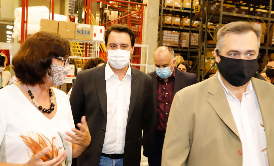 O governador Carlos Massa Ratinho Junior vistoriou nesta quarta-feira (12) o estoque dos chamados “insumos secos” que o Paraná já tem disponível para iniciar o processo de vacinação contra a Covid-19. São agulhas, seringas, máscaras, luvas, aventais e algodão, entre outros itens, que estão centralizados em dois pontos principais em Curitiba: o Centro de Medicamentos do Paraná (Cemepar) e o Ginásio de Esportes do Tarumã.