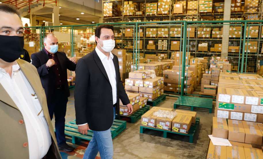 O governador Carlos Massa Ratinho Junior vistoriou nesta quarta-feira (12) o estoque dos chamados “insumos secos” que o Paraná já tem disponível para iniciar o processo de vacinação contra a Covid-19. São agulhas, seringas, máscaras, luvas, aventais e algodão, entre outros itens, que estão centralizados em dois pontos principais em Curitiba: o Centro de Medicamentos do Paraná (Cemepar) e o Ginásio de Esportes do Tarumã.