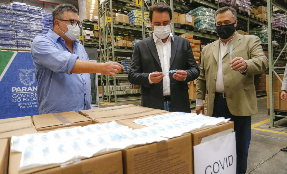 O governador Carlos Massa Ratinho Junior vistoriou nesta quarta-feira (12) o estoque dos chamados “insumos secos” que o Paraná já tem disponível para iniciar o processo de vacinação contra a Covid-19. São agulhas, seringas, máscaras, luvas, aventais e algodão, entre outros itens, que estão centralizados em dois pontos principais em Curitiba: o Centro de Medicamentos do Paraná (Cemepar) e o Ginásio de Esportes do Tarumã. 
Foto: Jonathan Campos/AEN