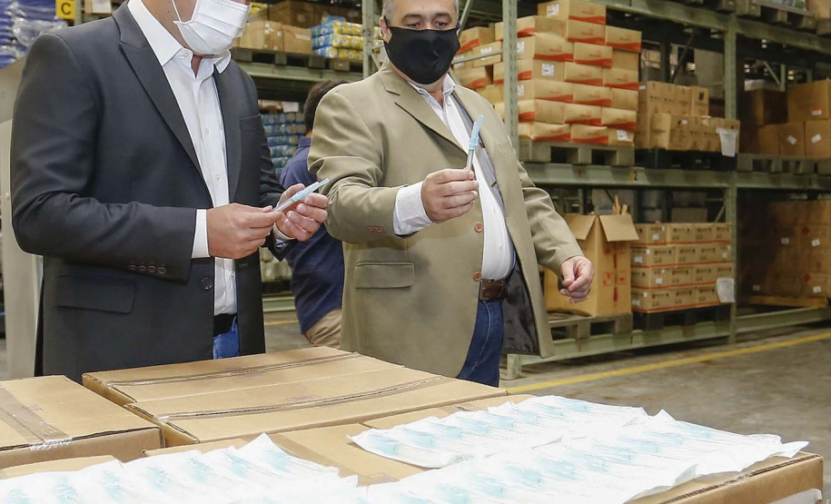 O governador Carlos Massa Ratinho Junior vistoriou nesta quarta-feira (12) o estoque dos chamados “insumos secos” que o Paraná já tem disponível para iniciar o processo de vacinação contra a Covid-19. São agulhas, seringas, máscaras, luvas, aventais e algodão, entre outros itens, que estão centralizados em dois pontos principais em Curitiba: o Centro de Medicamentos do Paraná (Cemepar) e o Ginásio de Esportes do Tarumã. 
Foto: Jonathan Campos/AEN