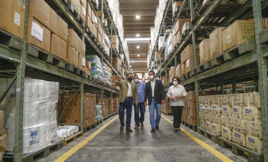 O governador Carlos Massa Ratinho Junior vistoriou nesta quarta-feira (12) o estoque dos chamados “insumos secos” que o Paraná já tem disponível para iniciar o processo de vacinação contra a Covid-19. São agulhas, seringas, máscaras, luvas, aventais e algodão, entre outros itens, que estão centralizados em dois pontos principais em Curitiba: o Centro de Medicamentos do Paraná (Cemepar) e o Ginásio de Esportes do Tarumã. 
Foto: Jonathan Campos/AEN