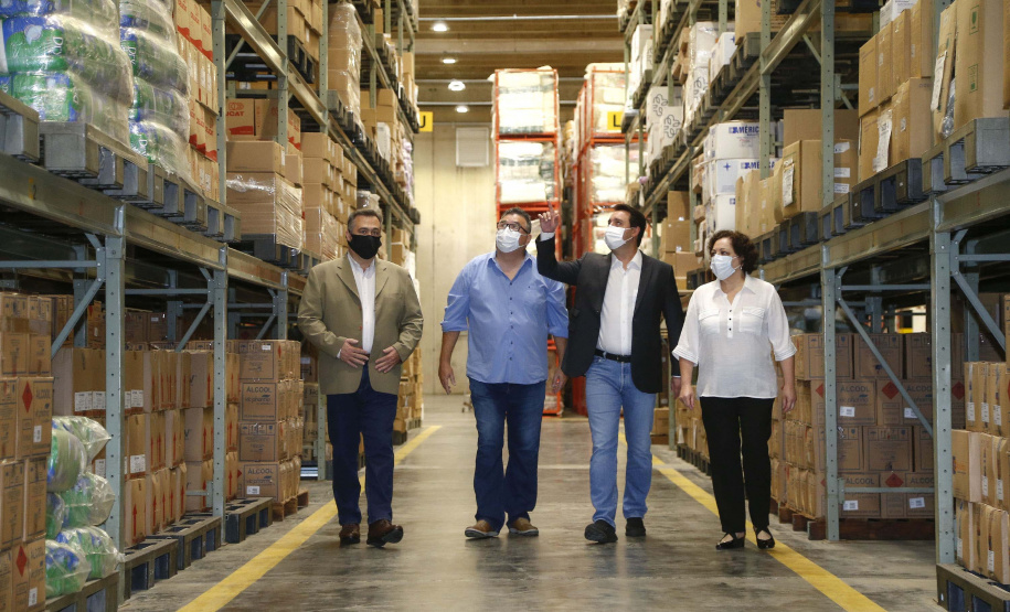 O governador Carlos Massa Ratinho Junior vistoriou nesta quarta-feira (12) o estoque dos chamados “insumos secos” que o Paraná já tem disponível para iniciar o processo de vacinação contra a Covid-19. São agulhas, seringas, máscaras, luvas, aventais e algodão, entre outros itens, que estão centralizados em dois pontos principais em Curitiba: o Centro de Medicamentos do Paraná (Cemepar) e o Ginásio de Esportes do Tarumã. 
Foto: Jonathan Campos/AEN