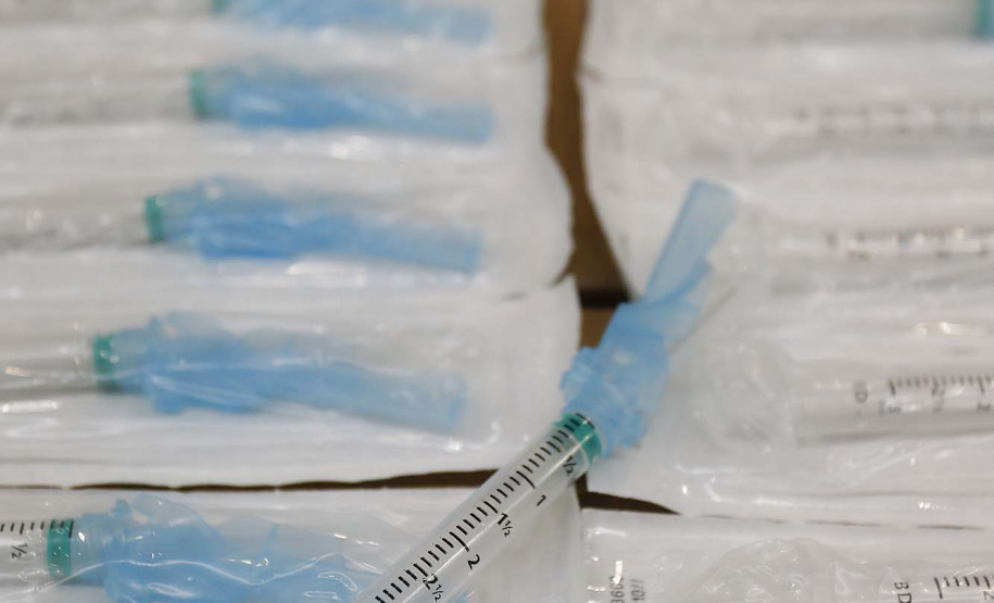 O governador Carlos Massa Ratinho Junior vistoriou nesta quarta-feira (12) o estoque dos chamados “insumos secos” que o Paraná já tem disponível para iniciar o processo de vacinação contra a Covid-19. São agulhas, seringas, máscaras, luvas, aventais e algodão, entre outros itens, que estão centralizados em dois pontos principais em Curitiba: o Centro de Medicamentos do Paraná (Cemepar) e o Ginásio de Esportes do Tarumã. 
Foto: Jonathan Campos/AEN