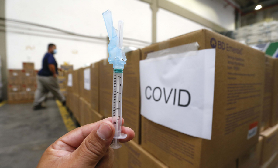 O governador Carlos Massa Ratinho Junior vistoriou nesta quarta-feira (12) o estoque dos chamados “insumos secos” que o Paraná já tem disponível para iniciar o processo de vacinação contra a Covid-19. São agulhas, seringas, máscaras, luvas, aventais e algodão, entre outros itens, que estão centralizados em dois pontos principais em Curitiba: o Centro de Medicamentos do Paraná (Cemepar) e o Ginásio de Esportes do Tarumã. 
Foto: Jonathan Campos/AEN