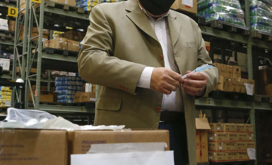 O governador Carlos Massa Ratinho Junior vistoriou nesta quarta-feira (12) o estoque dos chamados “insumos secos” que o Paraná já tem disponível para iniciar o processo de vacinação contra a Covid-19. São agulhas, seringas, máscaras, luvas, aventais e algodão, entre outros itens, que estão centralizados em dois pontos principais em Curitiba: o Centro de Medicamentos do Paraná (Cemepar) e o Ginásio de Esportes do Tarumã. 
Foto: Jonathan Campos/AEN