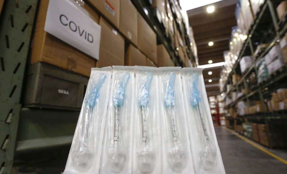 O governador Carlos Massa Ratinho Junior vistoriou nesta quarta-feira (12) o estoque dos chamados “insumos secos” que o Paraná já tem disponível para iniciar o processo de vacinação contra a Covid-19. São agulhas, seringas, máscaras, luvas, aventais e algodão, entre outros itens, que estão centralizados em dois pontos principais em Curitiba: o Centro de Medicamentos do Paraná (Cemepar) e o Ginásio de Esportes do Tarumã. 
Foto: Jonathan Campos/AEN