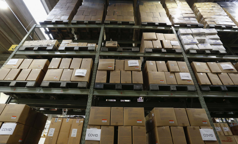 O governador Carlos Massa Ratinho Junior vistoriou nesta quarta-feira (12) o estoque dos chamados “insumos secos” que o Paraná já tem disponível para iniciar o processo de vacinação contra a Covid-19. São agulhas, seringas, máscaras, luvas, aventais e algodão, entre outros itens, que estão centralizados em dois pontos principais em Curitiba: o Centro de Medicamentos do Paraná (Cemepar) e o Ginásio de Esportes do Tarumã. 
Foto: Jonathan Campos/AEN