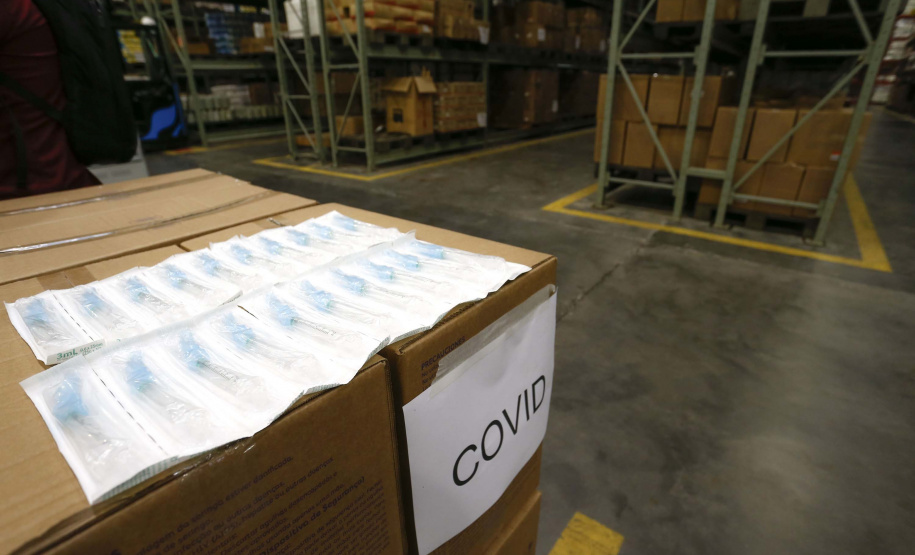 O governador Carlos Massa Ratinho Junior vistoriou nesta quarta-feira (12) o estoque dos chamados “insumos secos” que o Paraná já tem disponível para iniciar o processo de vacinação contra a Covid-19. São agulhas, seringas, máscaras, luvas, aventais e algodão, entre outros itens, que estão centralizados em dois pontos principais em Curitiba: o Centro de Medicamentos do Paraná (Cemepar) e o Ginásio de Esportes do Tarumã. 
Foto: Jonathan Campos/AEN