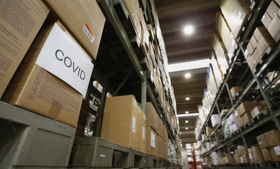 O governador Carlos Massa Ratinho Junior vistoriou nesta quarta-feira (12) o estoque dos chamados “insumos secos” que o Paraná já tem disponível para iniciar o processo de vacinação contra a Covid-19. São agulhas, seringas, máscaras, luvas, aventais e algodão, entre outros itens, que estão centralizados em dois pontos principais em Curitiba: o Centro de Medicamentos do Paraná (Cemepar) e o Ginásio de Esportes do Tarumã. 
Foto: Jonathan Campos/AEN