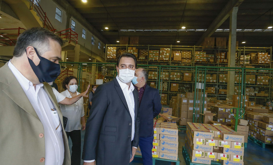 O governador Carlos Massa Ratinho Junior vistoriou nesta quarta-feira (12) o estoque dos chamados “insumos secos” que o Paraná já tem disponível para iniciar o processo de vacinação contra a Covid-19. São agulhas, seringas, máscaras, luvas, aventais e algodão, entre outros itens, que estão centralizados em dois pontos principais em Curitiba: o Centro de Medicamentos do Paraná (Cemepar) e o Ginásio de Esportes do Tarumã. 
Foto: Jonathan Campos/AEN