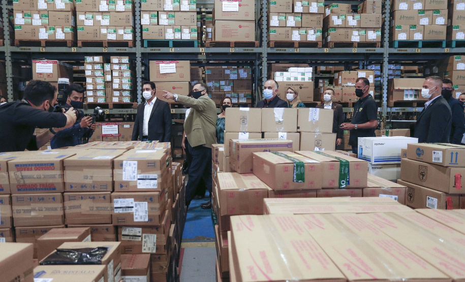 O governador Carlos Massa Ratinho Junior vistoriou nesta quarta-feira (12) o estoque dos chamados “insumos secos” que o Paraná já tem disponível para iniciar o processo de vacinação contra a Covid-19. São agulhas, seringas, máscaras, luvas, aventais e algodão, entre outros itens, que estão centralizados em dois pontos principais em Curitiba: o Centro de Medicamentos do Paraná (Cemepar) e o Ginásio de Esportes do Tarumã. 
Foto: Jonathan Campos/AEN