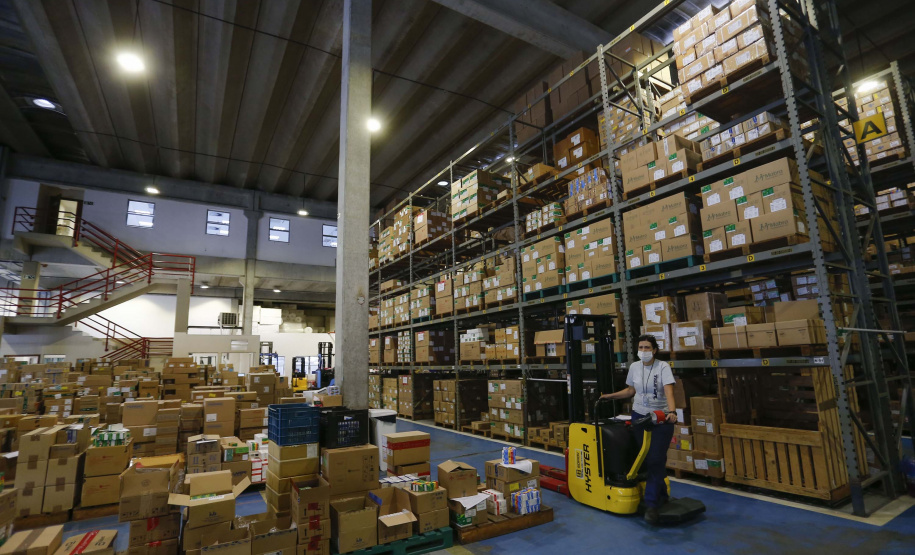 O governador Carlos Massa Ratinho Junior vistoriou nesta quarta-feira (12) o estoque dos chamados “insumos secos” que o Paraná já tem disponível para iniciar o processo de vacinação contra a Covid-19. São agulhas, seringas, máscaras, luvas, aventais e algodão, entre outros itens, que estão centralizados em dois pontos principais em Curitiba: o Centro de Medicamentos do Paraná (Cemepar) e o Ginásio de Esportes do Tarumã. 
Foto: Jonathan Campos/AEN