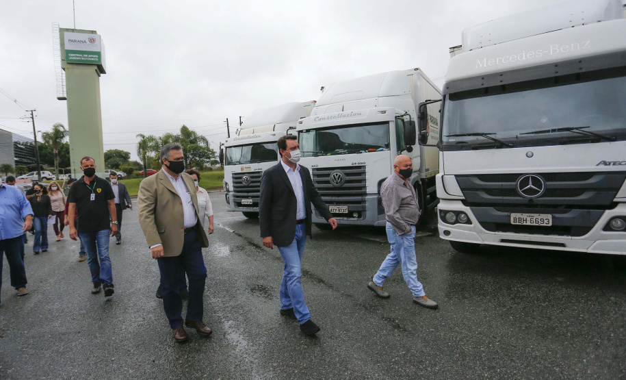 O governador Carlos Massa Ratinho Junior vistoriou nesta quarta-feira (12) o estoque dos chamados “insumos secos” que o Paraná já tem disponível para iniciar o processo de vacinação contra a Covid-19. São agulhas, seringas, máscaras, luvas, aventais e algodão, entre outros itens, que estão centralizados em dois pontos principais em Curitiba: o Centro de Medicamentos do Paraná (Cemepar) e o Ginásio de Esportes do Tarumã. 
Foto: Jonathan Campos/AEN