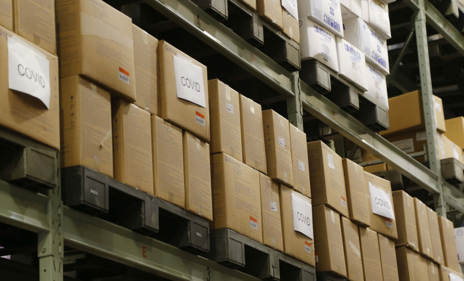 O governador Carlos Massa Ratinho Junior vistoriou nesta quarta-feira (12) o estoque dos chamados “insumos secos” que o Paraná já tem disponível para iniciar o processo de vacinação contra a Covid-19. São agulhas, seringas, máscaras, luvas, aventais e algodão, entre outros itens, que estão centralizados em dois pontos principais em Curitiba: o Centro de Medicamentos do Paraná (Cemepar) e o Ginásio de Esportes do Tarumã. 
Foto: Jonathan Campos/AEN