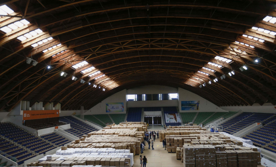 O governador Carlos Massa Ratinho Junior vistoriou nesta quarta-feira (12) o estoque dos chamados “insumos secos” que o Paraná já tem disponível para iniciar o processo de vacinação contra a Covid-19. São agulhas, seringas, máscaras, luvas, aventais e algodão, entre outros itens, que estão centralizados em dois pontos principais em Curitiba: o Centro de Medicamentos do Paraná (Cemepar) e o Ginásio de Esportes do Tarumã. 
Foto: Jonathan Campos/AEN
