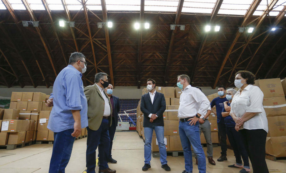 O governador Carlos Massa Ratinho Junior vistoriou nesta quarta-feira (12) o estoque dos chamados “insumos secos” que o Paraná já tem disponível para iniciar o processo de vacinação contra a Covid-19. São agulhas, seringas, máscaras, luvas, aventais e algodão, entre outros itens, que estão centralizados em dois pontos principais em Curitiba: o Centro de Medicamentos do Paraná (Cemepar) e o Ginásio de Esportes do Tarumã. 
Foto: Jonathan Campos/AEN
