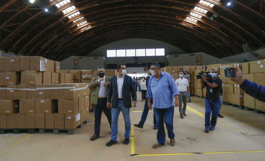 O governador Carlos Massa Ratinho Junior vistoriou nesta quarta-feira (12) o estoque dos chamados “insumos secos” que o Paraná já tem disponível para iniciar o processo de vacinação contra a Covid-19. São agulhas, seringas, máscaras, luvas, aventais e algodão, entre outros itens, que estão centralizados em dois pontos principais em Curitiba: o Centro de Medicamentos do Paraná (Cemepar) e o Ginásio de Esportes do Tarumã. 
Foto: Jonathan Campos/AEN