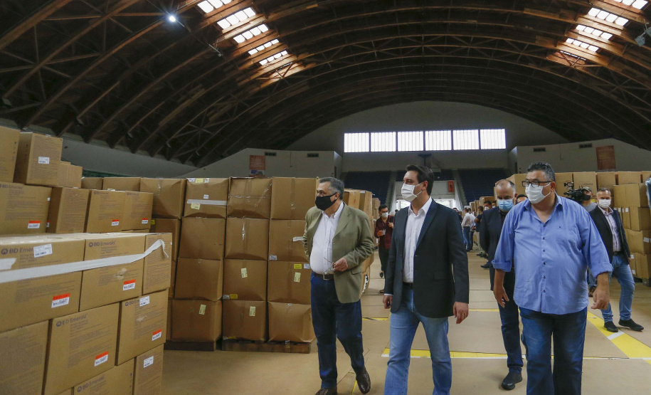 O governador Carlos Massa Ratinho Junior vistoriou nesta quarta-feira (12) o estoque dos chamados “insumos secos” que o Paraná já tem disponível para iniciar o processo de vacinação contra a Covid-19. São agulhas, seringas, máscaras, luvas, aventais e algodão, entre outros itens, que estão centralizados em dois pontos principais em Curitiba: o Centro de Medicamentos do Paraná (Cemepar) e o Ginásio de Esportes do Tarumã. 
Foto: Jonathan Campos/AEN