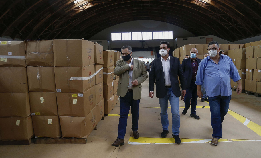 O governador Carlos Massa Ratinho Junior vistoriou nesta quarta-feira (12) o estoque dos chamados “insumos secos” que o Paraná já tem disponível para iniciar o processo de vacinação contra a Covid-19. São agulhas, seringas, máscaras, luvas, aventais e algodão, entre outros itens, que estão centralizados em dois pontos principais em Curitiba: o Centro de Medicamentos do Paraná (Cemepar) e o Ginásio de Esportes do Tarumã. 
Foto: Jonathan Campos/AEN