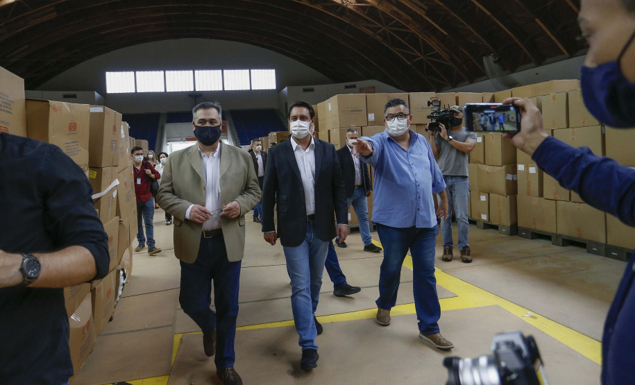 O governador Carlos Massa Ratinho Junior vistoriou nesta quarta-feira (12) o estoque dos chamados “insumos secos” que o Paraná já tem disponível para iniciar o processo de vacinação contra a Covid-19. São agulhas, seringas, máscaras, luvas, aventais e algodão, entre outros itens, que estão centralizados em dois pontos principais em Curitiba: o Centro de Medicamentos do Paraná (Cemepar) e o Ginásio de Esportes do Tarumã. 
Foto: Jonathan Campos/AEN