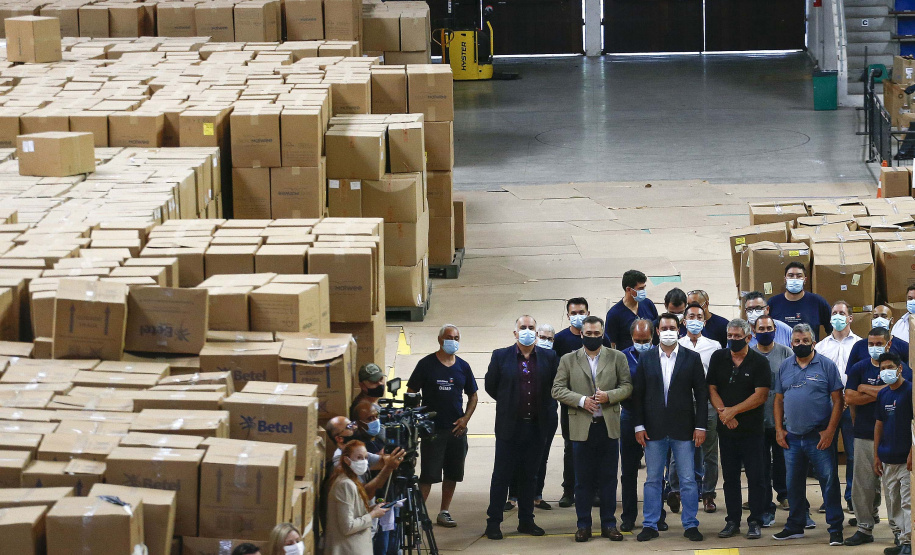 O governador Carlos Massa Ratinho Junior vistoriou nesta quarta-feira (12) o estoque dos chamados “insumos secos” que o Paraná já tem disponível para iniciar o processo de vacinação contra a Covid-19. São agulhas, seringas, máscaras, luvas, aventais e algodão, entre outros itens, que estão centralizados em dois pontos principais em Curitiba: o Centro de Medicamentos do Paraná (Cemepar) e o Ginásio de Esportes do Tarumã. 
Foto: Jonathan Campos/AEN