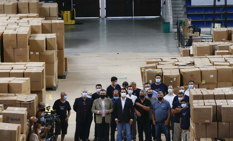 O governador Carlos Massa Ratinho Junior vistoriou nesta quarta-feira (12) o estoque dos chamados “insumos secos” que o Paraná já tem disponível para iniciar o processo de vacinação contra a Covid-19. São agulhas, seringas, máscaras, luvas, aventais e algodão, entre outros itens, que estão centralizados em dois pontos principais em Curitiba: o Centro de Medicamentos do Paraná (Cemepar) e o Ginásio de Esportes do Tarumã. 
Foto: Jonathan Campos/AEN