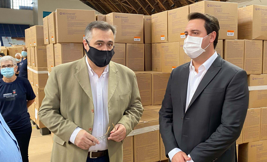 O governador Carlos Massa Ratinho Junior agradeceu à dedicação dos profissionais da saúde envolvidos em toda a linha de frente do combate ao novo coronavírus. Ele destacou durante a visita ao Centro de Medicamentos do Paraná (Cemepar), em Curitiba, nesta quarta-feira (13), que a equipe tem exercido papel fundamental na logística que permite a chegada de insumos preparatórios para a campanha de vacinação contra a Covid-19.