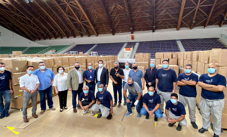 O governador Carlos Massa Ratinho Junior agradeceu à dedicação dos profissionais da saúde envolvidos em toda a linha de frente do combate ao novo coronavírus. Ele destacou durante a visita ao Centro de Medicamentos do Paraná (Cemepar), em Curitiba, nesta quarta-feira (13), que a equipe tem exercido papel fundamental na logística que permite a chegada de insumos preparatórios para a campanha de vacinação contra a Covid-19.
