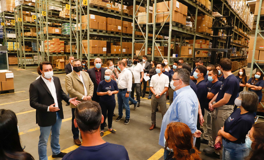 O governador Carlos Massa Ratinho Junior agradeceu à dedicação dos profissionais da saúde envolvidos em toda a linha de frente do combate ao novo coronavírus. Ele destacou durante a visita ao Centro de Medicamentos do Paraná (Cemepar), em Curitiba, nesta quarta-feira (13), que a equipe tem exercido papel fundamental na logística que permite a chegada de insumos preparatórios para a campanha de vacinação contra a Covid-19.