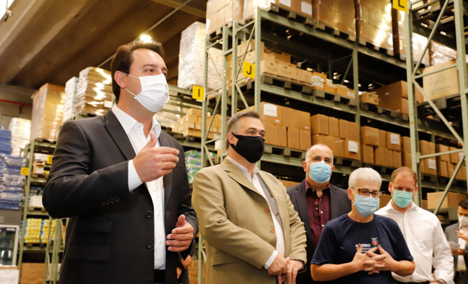 O governador Carlos Massa Ratinho Junior agradeceu à dedicação dos profissionais da saúde envolvidos em toda a linha de frente do combate ao novo coronavírus. Ele destacou durante a visita ao Centro de Medicamentos do Paraná (Cemepar), em Curitiba, nesta quarta-feira (13), que a equipe tem exercido papel fundamental na logística que permite a chegada de insumos preparatórios para a campanha de vacinação contra a Covid-19.