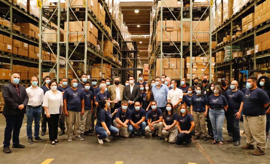 O governador Carlos Massa Ratinho Junior agradeceu à dedicação dos profissionais da saúde envolvidos em toda a linha de frente do combate ao novo coronavírus. Ele destacou durante a visita ao Centro de Medicamentos do Paraná (Cemepar), em Curitiba, nesta quarta-feira (13), que a equipe tem exercido papel fundamental na logística que permite a chegada de insumos preparatórios para a campanha de vacinação contra a Covid-19.
