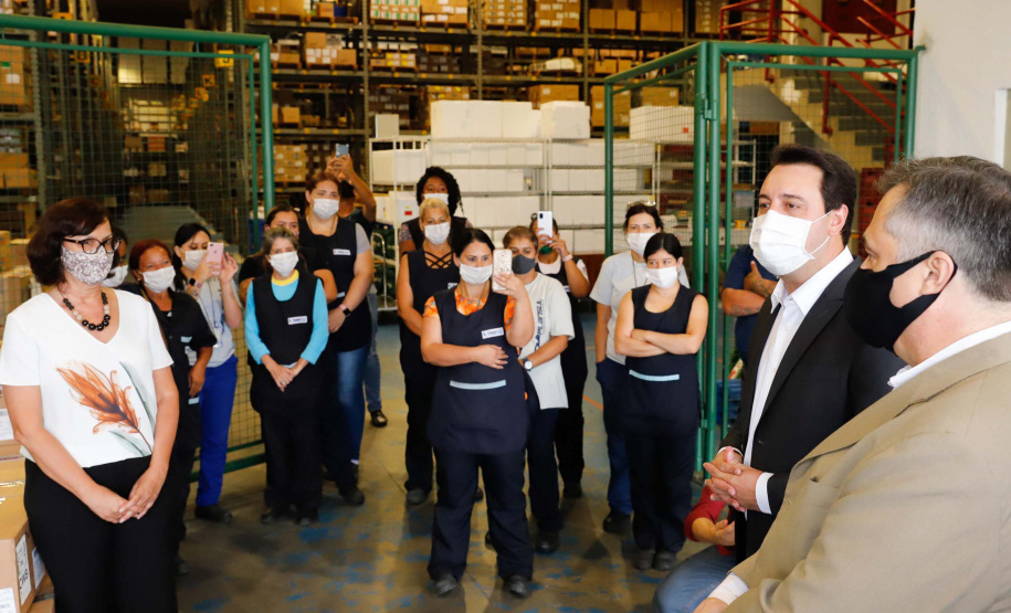 O governador Carlos Massa Ratinho Junior agradeceu à dedicação dos profissionais da saúde envolvidos em toda a linha de frente do combate ao novo coronavírus. Ele destacou durante a visita ao Centro de Medicamentos do Paraná (Cemepar), em Curitiba, nesta quarta-feira (13), que a equipe tem exercido papel fundamental na logística que permite a chegada de insumos preparatórios para a campanha de vacinação contra a Covid-19.