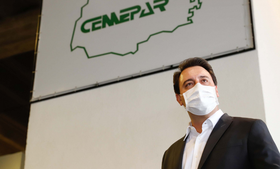 O governador Carlos Massa Ratinho Junior agradeceu à dedicação dos profissionais da saúde envolvidos em toda a linha de frente do combate ao novo coronavírus. Ele destacou durante a visita ao Centro de Medicamentos do Paraná (Cemepar), em Curitiba, nesta quarta-feira (13), que a equipe tem exercido papel fundamental na logística que permite a chegada de insumos preparatórios para a campanha de vacinação contra a Covid-19.