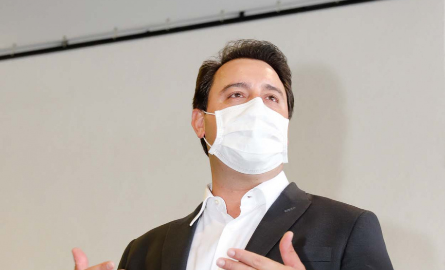 O governador Carlos Massa Ratinho Junior agradeceu à dedicação dos profissionais da saúde envolvidos em toda a linha de frente do combate ao novo coronavírus. Ele destacou durante a visita ao Centro de Medicamentos do Paraná (Cemepar), em Curitiba, nesta quarta-feira (13), que a equipe tem exercido papel fundamental na logística que permite a chegada de insumos preparatórios para a campanha de vacinação contra a Covid-19.