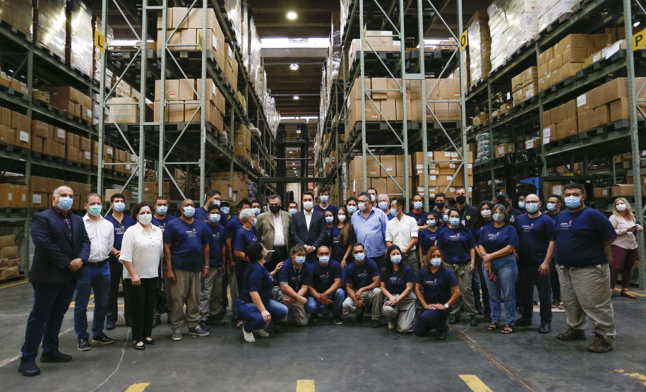 O governador Carlos Massa Ratinho Junior agradeceu à dedicação dos profissionais da saúde envolvidos em toda a linha de frente do combate ao novo coronavírus. Ele destacou durante a visita ao Centro de Medicamentos do Paraná (Cemepar), em Curitiba, nesta quarta-feira (13), que a equipe tem exercido papel fundamental na logística que permite a chegada de insumos preparatórios para a campanha de vacinação contra a Covid-19.
Foto:  Jonathan Campos/AEN