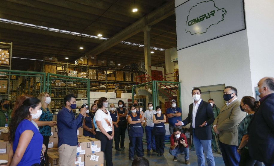 O governador Carlos Massa Ratinho Junior agradeceu à dedicação dos profissionais da saúde envolvidos em toda a linha de frente do combate ao novo coronavírus. Ele destacou durante a visita ao Centro de Medicamentos do Paraná (Cemepar), em Curitiba, nesta quarta-feira (13), que a equipe tem exercido papel fundamental na logística que permite a chegada de insumos preparatórios para a campanha de vacinação contra a Covid-19.
Foto:  Jonathan Campos/AEN