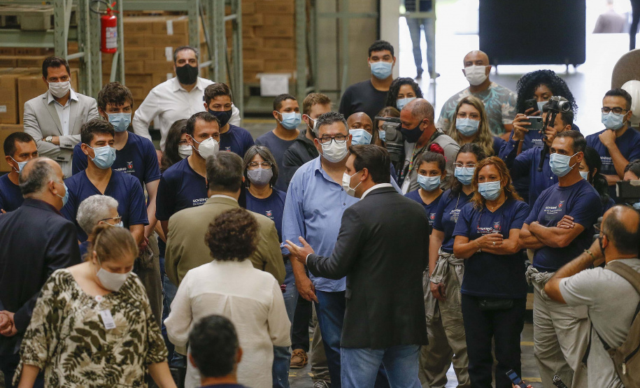 O governador Carlos Massa Ratinho Junior agradeceu à dedicação dos profissionais da saúde envolvidos em toda a linha de frente do combate ao novo coronavírus. Ele destacou durante a visita ao Centro de Medicamentos do Paraná (Cemepar), em Curitiba, nesta quarta-feira (13), que a equipe tem exercido papel fundamental na logística que permite a chegada de insumos preparatórios para a campanha de vacinação contra a Covid-19.
Foto:  Jonathan Campos/AEN
