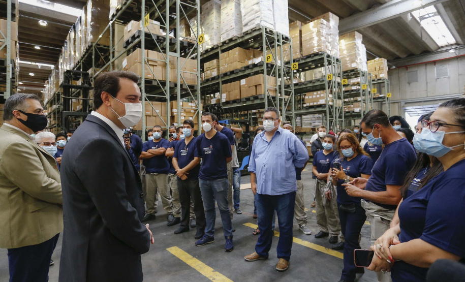 O governador Carlos Massa Ratinho Junior agradeceu à dedicação dos profissionais da saúde envolvidos em toda a linha de frente do combate ao novo coronavírus. Ele destacou durante a visita ao Centro de Medicamentos do Paraná (Cemepar), em Curitiba, nesta quarta-feira (13), que a equipe tem exercido papel fundamental na logística que permite a chegada de insumos preparatórios para a campanha de vacinação contra a Covid-19.
Foto:  Jonathan Campos/AEN