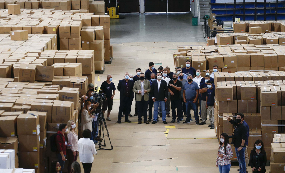 O governador Carlos Massa Ratinho Junior agradeceu à dedicação dos profissionais da saúde envolvidos em toda a linha de frente do combate ao novo coronavírus. Ele destacou durante a visita ao Centro de Medicamentos do Paraná (Cemepar), em Curitiba, nesta quarta-feira (13), que a equipe tem exercido papel fundamental na logística que permite a chegada de insumos preparatórios para a campanha de vacinação contra a Covid-19.
Foto:  Jonathan Campos/AEN