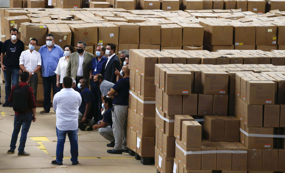 O governador Carlos Massa Ratinho Junior agradeceu à dedicação dos profissionais da saúde envolvidos em toda a linha de frente do combate ao novo coronavírus. Ele destacou durante a visita ao Centro de Medicamentos do Paraná (Cemepar), em Curitiba, nesta quarta-feira (13), que a equipe tem exercido papel fundamental na logística que permite a chegada de insumos preparatórios para a campanha de vacinação contra a Covid-19.
Foto:  Jonathan Campos/AEN