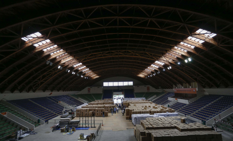O governador Carlos Massa Ratinho Junior agradeceu à dedicação dos profissionais da saúde envolvidos em toda a linha de frente do combate ao novo coronavírus. Ele destacou durante a visita ao Centro de Medicamentos do Paraná (Cemepar), em Curitiba, nesta quarta-feira (13), que a equipe tem exercido papel fundamental na logística que permite a chegada de insumos preparatórios para a campanha de vacinação contra a Covid-19.
Foto:  Jonathan Campos/AEN