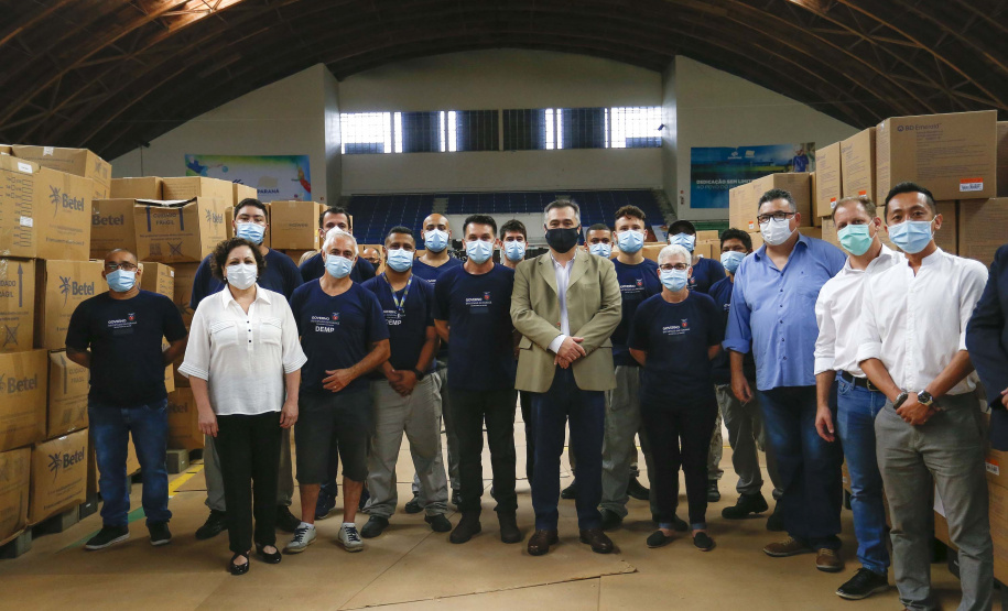 O governador Carlos Massa Ratinho Junior agradeceu à dedicação dos profissionais da saúde envolvidos em toda a linha de frente do combate ao novo coronavírus. Ele destacou durante a visita ao Centro de Medicamentos do Paraná (Cemepar), em Curitiba, nesta quarta-feira (13), que a equipe tem exercido papel fundamental na logística que permite a chegada de insumos preparatórios para a campanha de vacinação contra a Covid-19.
Foto:  Jonathan Campos/AEN