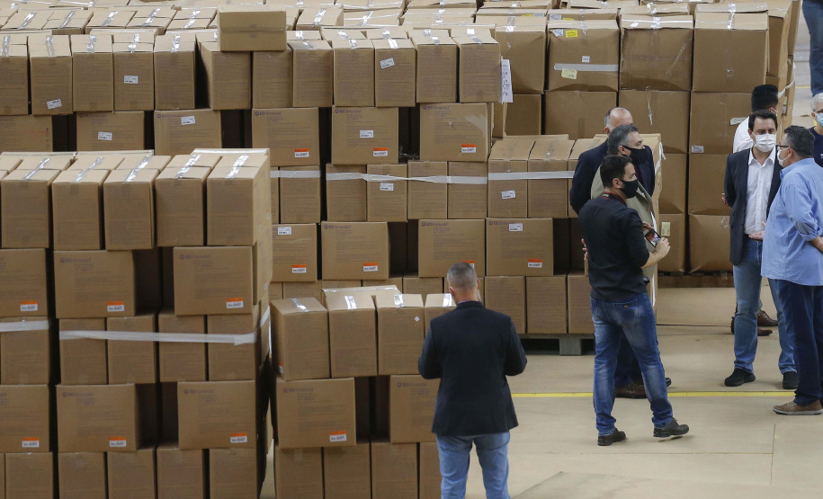 O governador Carlos Massa Ratinho Junior agradeceu à dedicação dos profissionais da saúde envolvidos em toda a linha de frente do combate ao novo coronavírus. Ele destacou durante a visita ao Centro de Medicamentos do Paraná (Cemepar), em Curitiba, nesta quarta-feira (13), que a equipe tem exercido papel fundamental na logística que permite a chegada de insumos preparatórios para a campanha de vacinação contra a Covid-19.
Foto:  Jonathan Campos/AEN