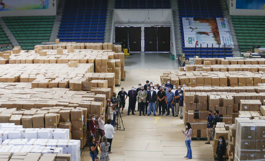 O governador Carlos Massa Ratinho Junior agradeceu à dedicação dos profissionais da saúde envolvidos em toda a linha de frente do combate ao novo coronavírus. Ele destacou durante a visita ao Centro de Medicamentos do Paraná (Cemepar), em Curitiba, nesta quarta-feira (13), que a equipe tem exercido papel fundamental na logística que permite a chegada de insumos preparatórios para a campanha de vacinação contra a Covid-19.
Foto:  Jonathan Campos/AEN