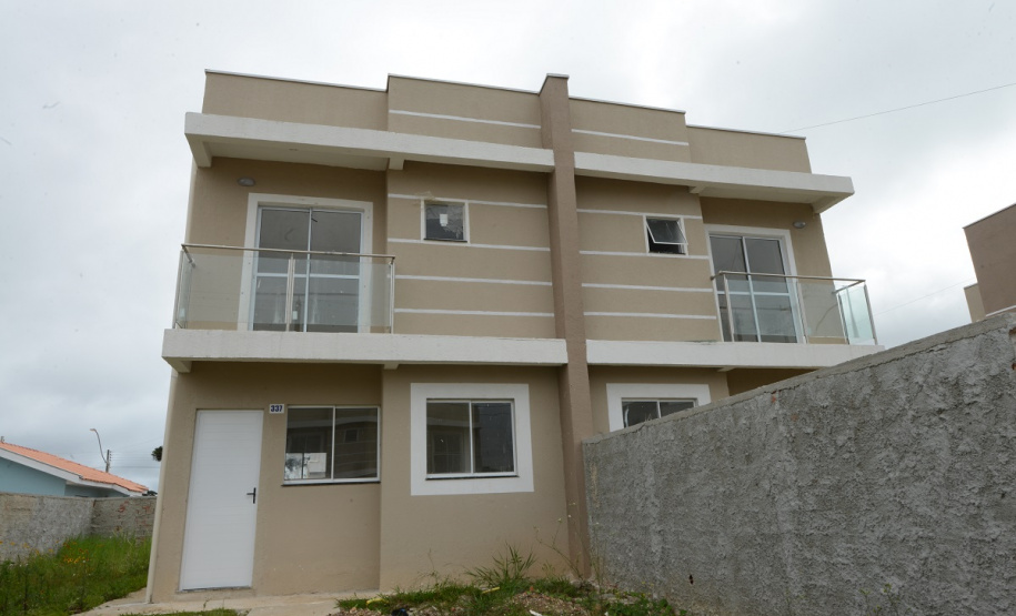 Moradores de Piraquara têm até o dia 24 de janeiro para se inscreverem no cadastro de pretendentes da Cohapar e participarem do processo de seleção de 47 casas populares que estão em fase final de construção na cidade, na região metropolitana de Curitiba. As inscrições são gratuitas e devem ser feitas exclusivamente pelo site cohapar.pr.gov.br/cadastro. (Foto: Guilherme Santos / Cohapar)