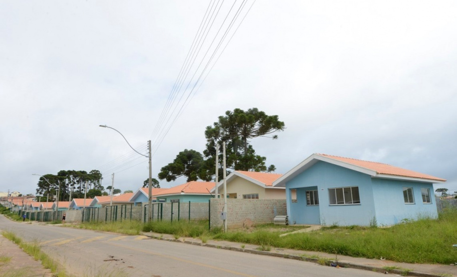 Moradores de Piraquara têm até o dia 24 de janeiro para se inscreverem no cadastro de pretendentes da Cohapar e participarem do processo de seleção de 47 casas populares que estão em fase final de construção na cidade, na região metropolitana de Curitiba. As inscrições são gratuitas e devem ser feitas exclusivamente pelo site cohapar.pr.gov.br/cadastro. (Foto: Guilherme Santos / Cohapar)