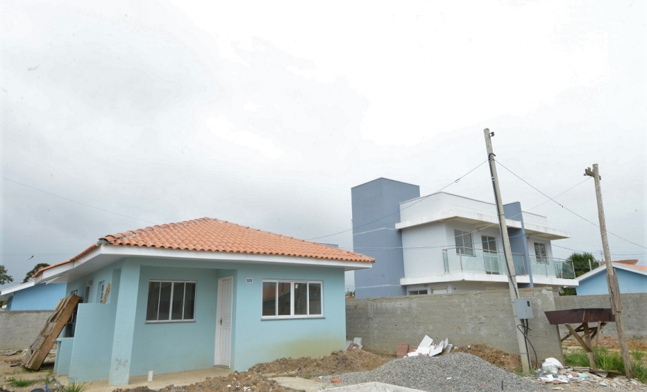 Moradores de Piraquara têm até o dia 24 de janeiro para se inscreverem no cadastro de pretendentes da Cohapar e participarem do processo de seleção de 47 casas populares que estão em fase final de construção na cidade, na região metropolitana de Curitiba. As inscrições são gratuitas e devem ser feitas exclusivamente pelo site cohapar.pr.gov.br/cadastro. (Foto: Guilherme Santos / Cohapar)