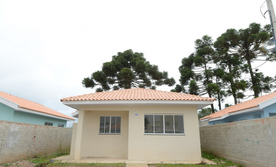 Moradores de Piraquara têm até o dia 24 de janeiro para se inscreverem no cadastro de pretendentes da Cohapar e participarem do processo de seleção de 47 casas populares que estão em fase final de construção na cidade, na região metropolitana de Curitiba. As inscrições são gratuitas e devem ser feitas exclusivamente pelo site cohapar.pr.gov.br/cadastro. (Foto: Guilherme Santos / Cohapar)
