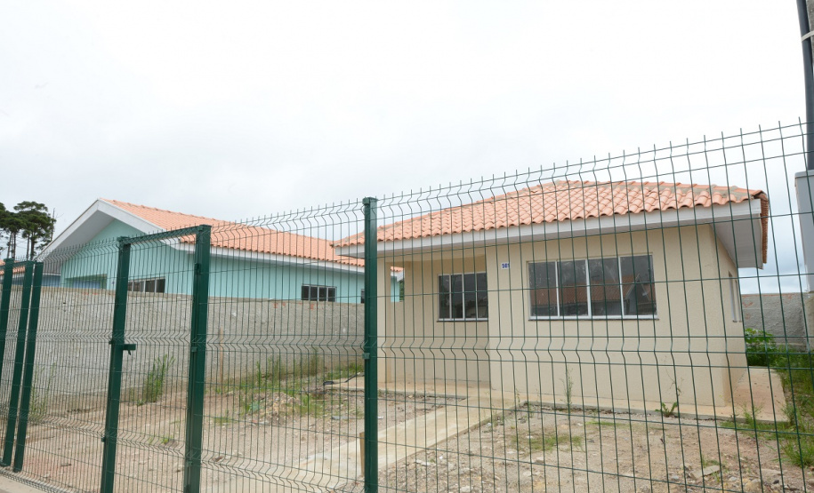 Moradores de Piraquara têm até o dia 24 de janeiro para se inscreverem no cadastro de pretendentes da Cohapar e participarem do processo de seleção de 47 casas populares que estão em fase final de construção na cidade, na região metropolitana de Curitiba. As inscrições são gratuitas e devem ser feitas exclusivamente pelo site cohapar.pr.gov.br/cadastro. (Foto: Guilherme Santos / Cohapar)